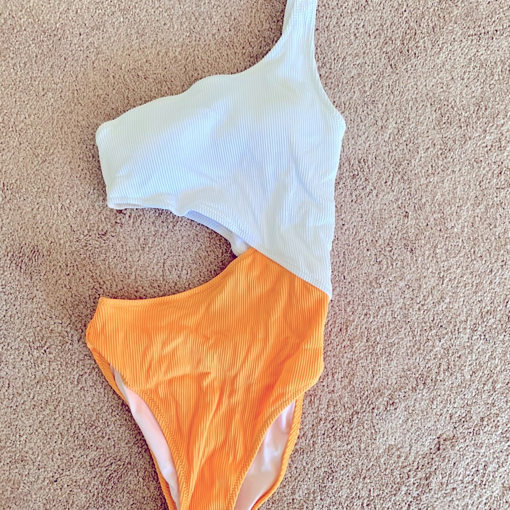 One Piece, One Shoulder, Swimsuit with cut out